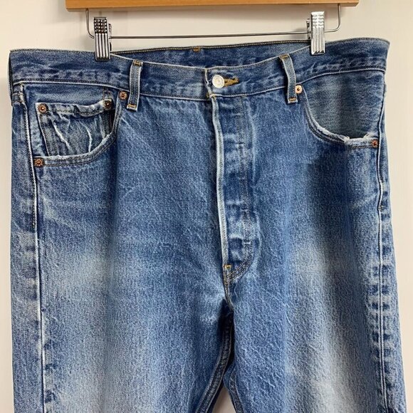 Levi's Men's 501 Classic 5 Pocket Cotton Denim Straight Leg Denim Jeans SIze 38 - Picture 4 of 13